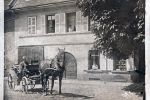 Ur-Ur-Großvater Carl im Weingut um 1910, aus den Fenstern schauen seine Frau Josephine und Urgroßmutter Hermine